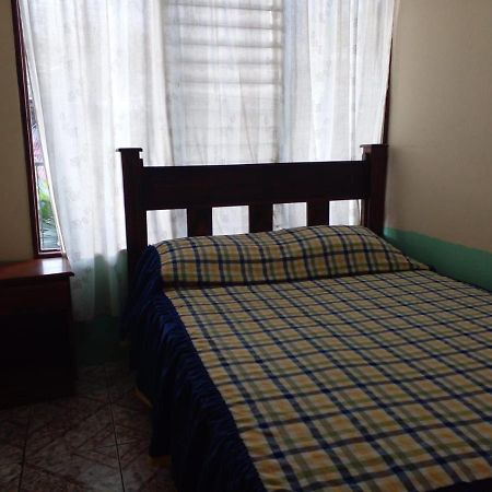 La Pension Backpackers La Fortuna Bagian luar foto