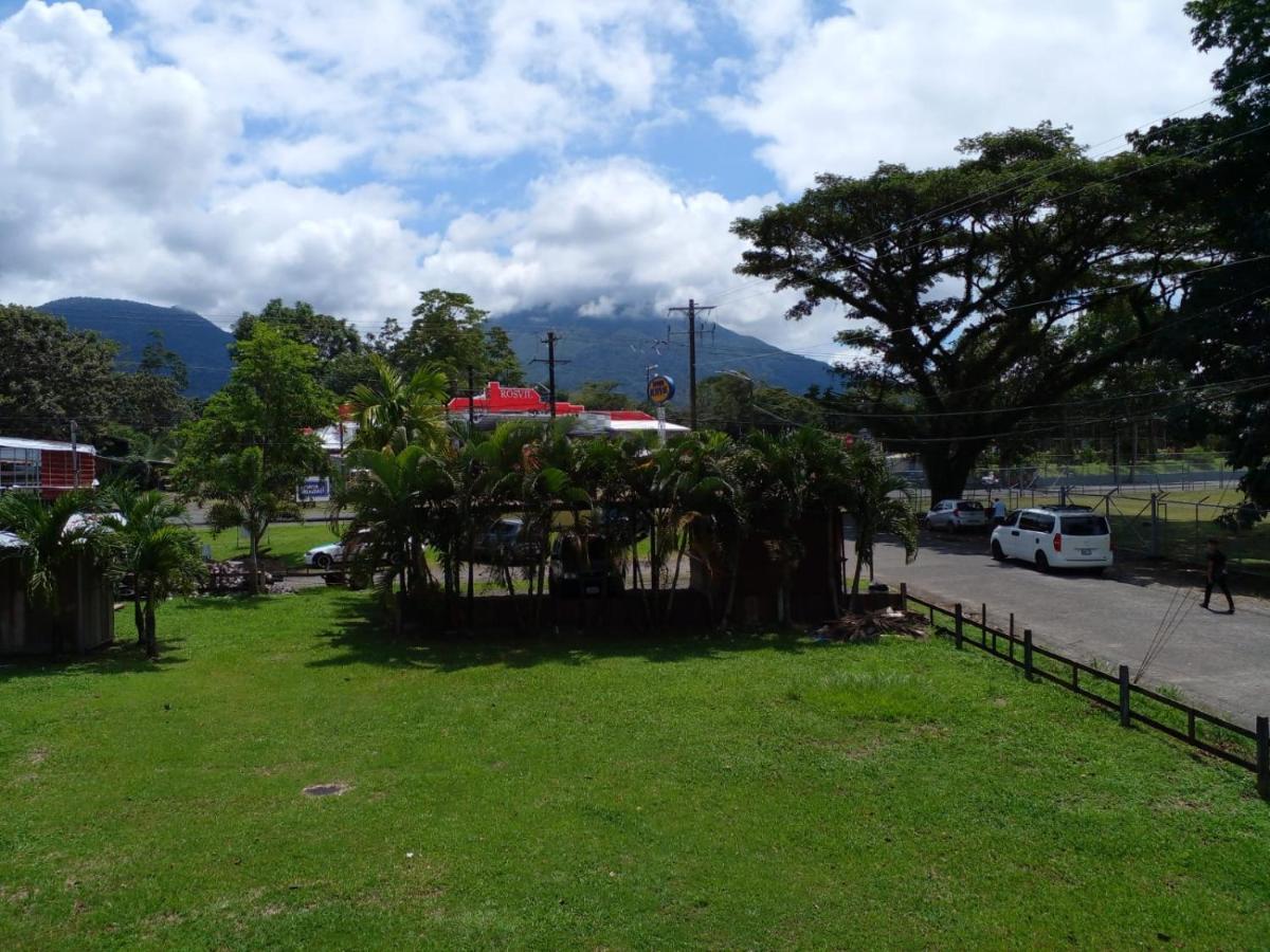La Pension Backpackers La Fortuna Bagian luar foto