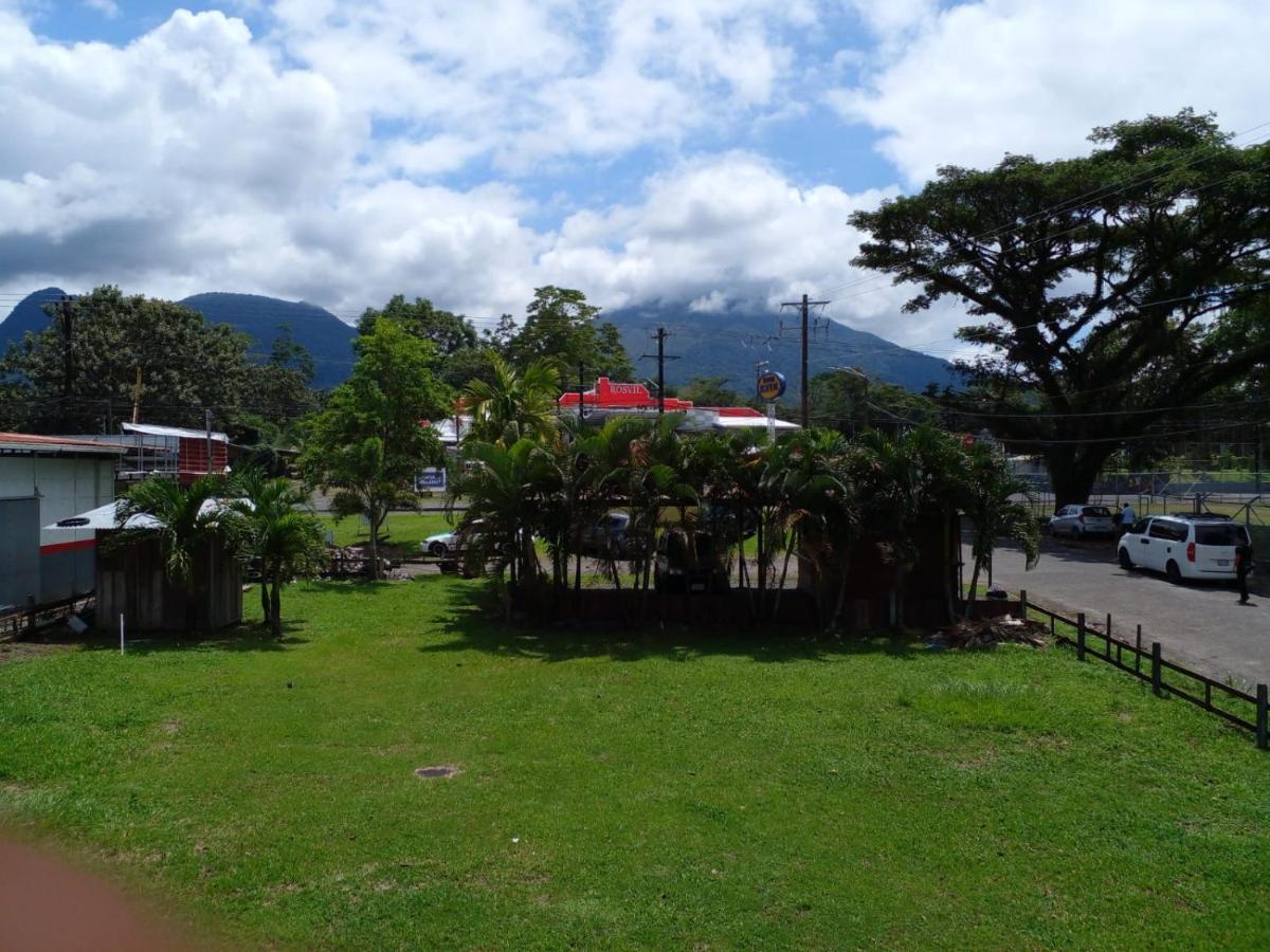 La Pension Backpackers La Fortuna Bagian luar foto