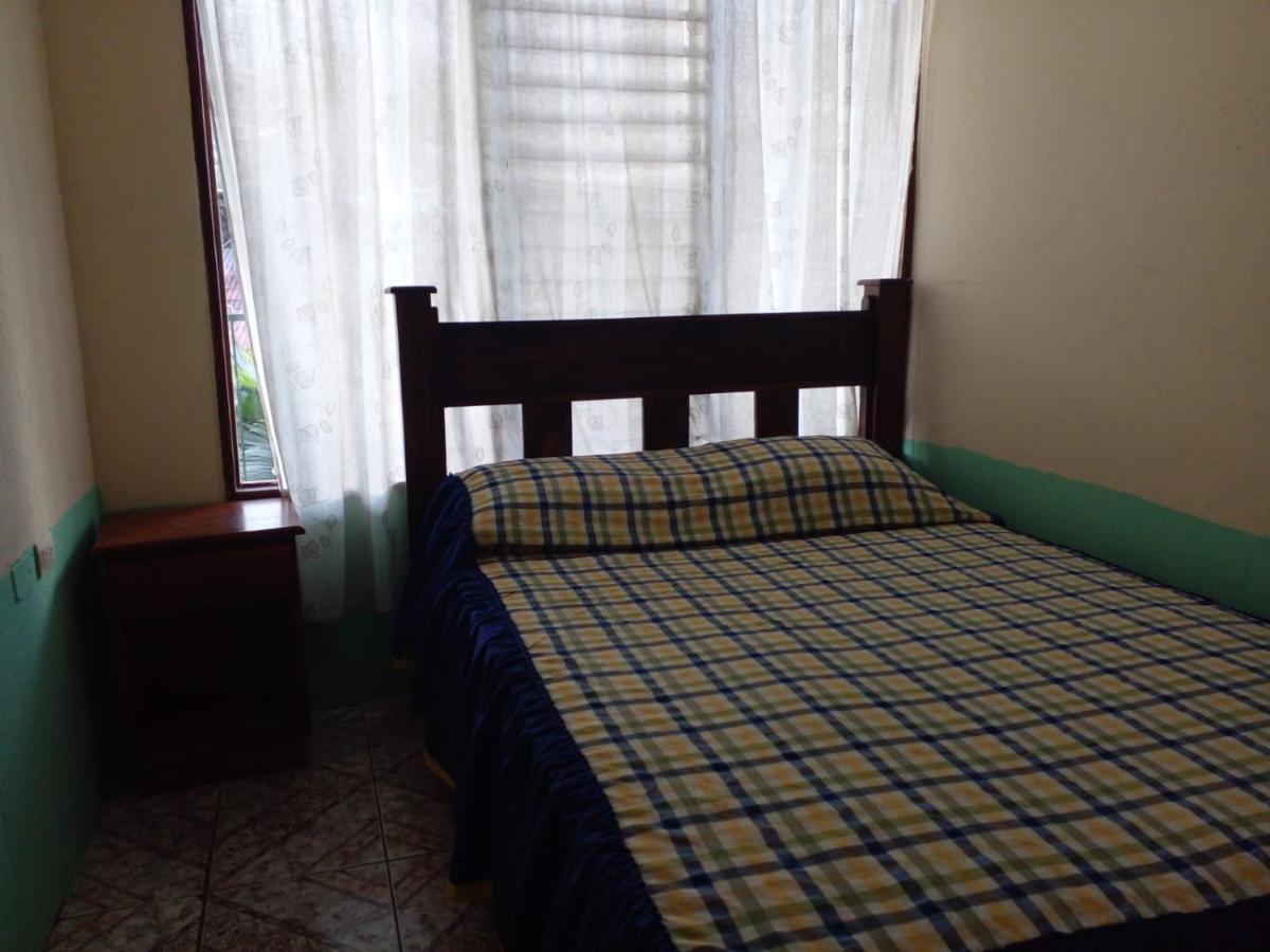 La Pension Backpackers La Fortuna Bagian luar foto